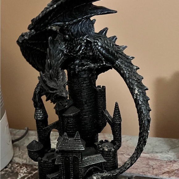 Dragon on castle - Picture 3 of 3